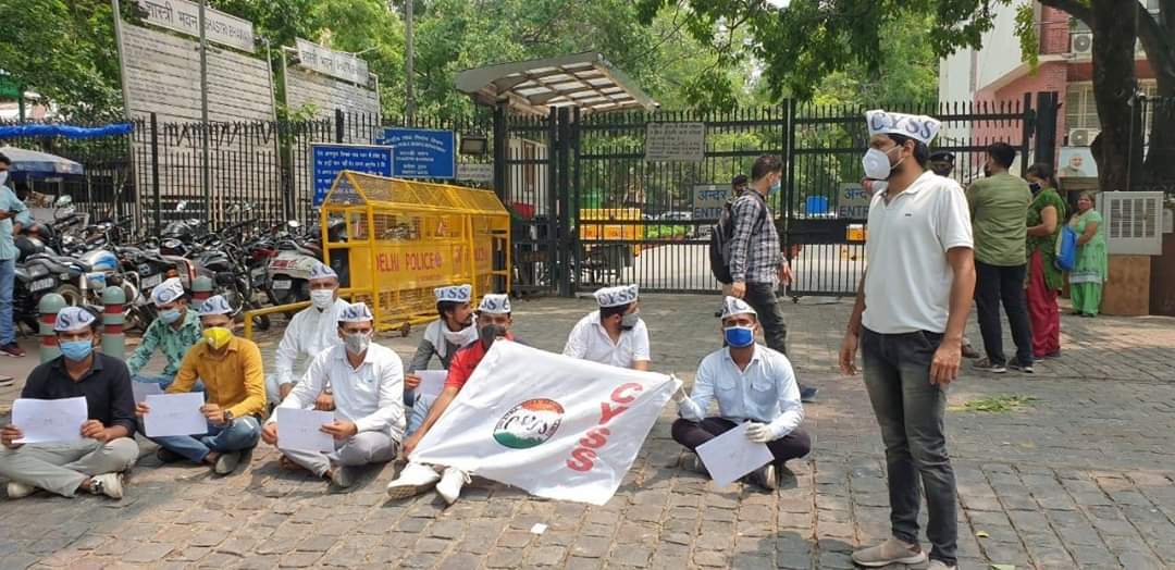 CYSSIndia's tweet photo. Today, @CYSS protested in front of @HRDMinistry Building with the demand to promote all the students without exams.
@ShivaniCYSS
#CYSSAgainstOnlineExamination
#DuAgainstOnlineExam #BoycottOBE #ScrapOBE https://t.co/CHayjsWZiy