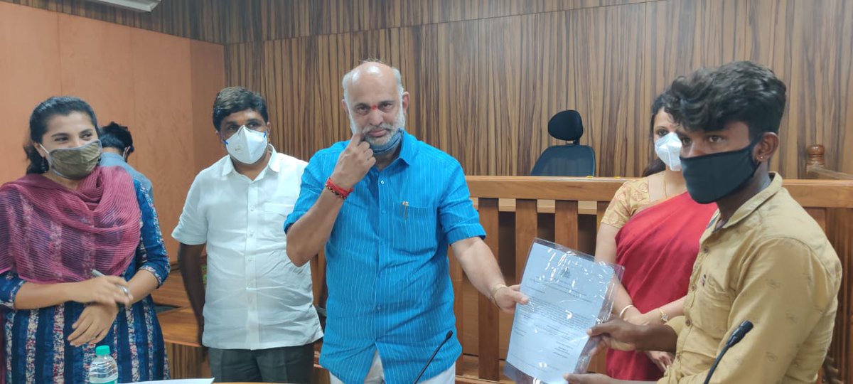 ShivaramHebbar's tweet photo. ಇಂದು ಚಿಕ್ಕಬಳ್ಳಾಪುರದ ಜಿಲ್ಲಾಧಿಕಾರಿ ಕಛೇರಿಯಲ್ಲಿ  ಕ್ವೌರಿಕ ಹಾಗೂ ಅಗಸರಿಗೆ ನೀಡಲಾಗುತ್ತಿರುವ ಸಹಾಯಧನದ ಕುರಿತು ಅಧಿಕಾರಿಗಳೊಂದಿಗೆ ಪ್ರಗತಿ ಪರಿಶೀಲನಾ ಸಭೆ ನಡೆಸಿ ಅಗತ್ಯ ಸಲಹೆ ಸೂಚನೆಗಳನ್ನು ನೀಡಿ, ಕಾರ್ಮಿಕ ಇಲಾಖೆಯಿಂದ ಜಿಲ್ಲೆಯ ಅರ್ಹ ಫಲಾನುಭವಿಗಳಿಗೆ ಚಕ್ ಹಾಗೂ ಬಾಂಡ್ ವಿತರಿಸಲಾಯಿತು. https://t.co/4zCOBUsPFi