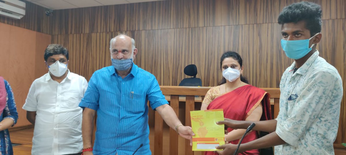 ShivaramHebbar's tweet photo. ಇಂದು ಚಿಕ್ಕಬಳ್ಳಾಪುರದ ಜಿಲ್ಲಾಧಿಕಾರಿ ಕಛೇರಿಯಲ್ಲಿ  ಕ್ವೌರಿಕ ಹಾಗೂ ಅಗಸರಿಗೆ ನೀಡಲಾಗುತ್ತಿರುವ ಸಹಾಯಧನದ ಕುರಿತು ಅಧಿಕಾರಿಗಳೊಂದಿಗೆ ಪ್ರಗತಿ ಪರಿಶೀಲನಾ ಸಭೆ ನಡೆಸಿ ಅಗತ್ಯ ಸಲಹೆ ಸೂಚನೆಗಳನ್ನು ನೀಡಿ, ಕಾರ್ಮಿಕ ಇಲಾಖೆಯಿಂದ ಜಿಲ್ಲೆಯ ಅರ್ಹ ಫಲಾನುಭವಿಗಳಿಗೆ ಚಕ್ ಹಾಗೂ ಬಾಂಡ್ ವಿತರಿಸಲಾಯಿತು. https://t.co/4zCOBUsPFi