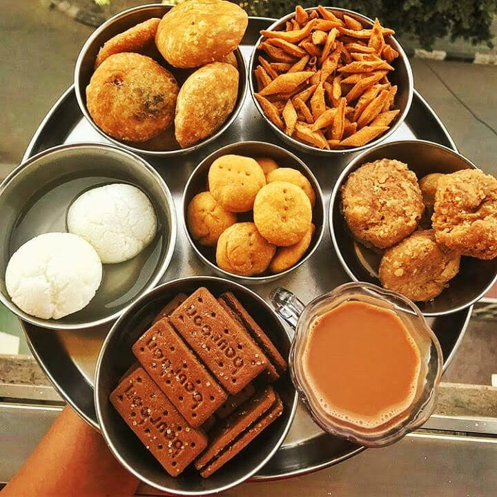 KiGullak's tweet photo. जो स्वाद माँ के हाथ से बने भोग (अल्पाहार) में होता है.. वो स्वाद अपने हाथों मे कहाँ......
चाय,मटरी,नमकपारे,कचौड़ी,रसगुल्ले,बिस्कुट😋😋🤤👩‍🍳
#tealover #foodblogger #foodie #foodphotography #delhidiaries #phonephotography #yummm #momlove #homemadefood #stayhome https://t.co/8a0JLW9P6D
