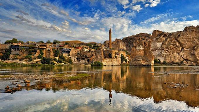 descifraguerra's tweet photo. 🇹🇷La ciudad de Hasankeyf, de 12.000 años de antigüedad, ha sido sumergida por orden del gobierno turco debido a la construcción del embalse de la presa de Ilisu. La construcción del embalse ha causado el desplazamiento de 70.000 habitantes. https://t.co/FrS62P3MzX