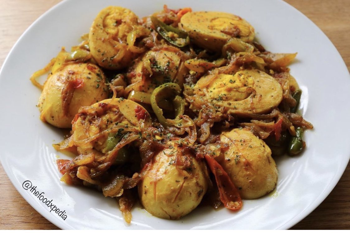 foodxpedia's tweet photo. Egg Bhuna is one of the most simplest dishes, packed with great flavours! you can literally add whatever you want to it.. I’ve added fresh jalapeños and vine tomato 🔥eggs, onions, green chillis, tumeric powder, curry powder and fresh coriander 😄😜 https://t.co/UNnMBGVDBA