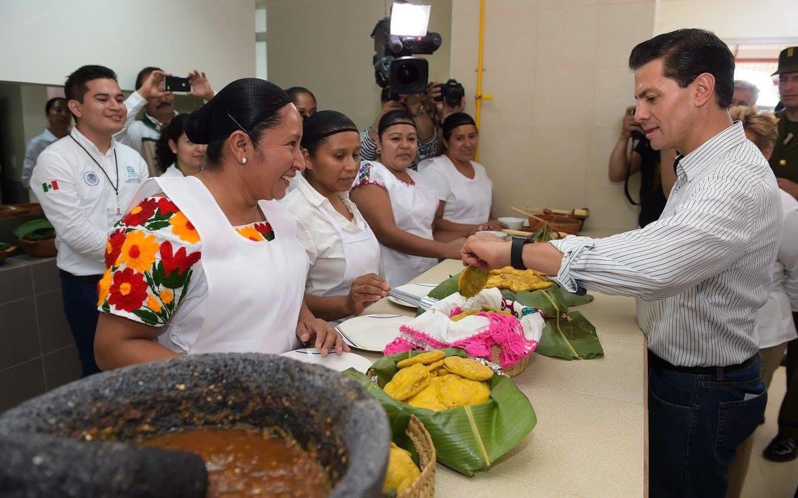ReneeRva's tweet photo. Hace 4 años mi Presidente @EPN inauguraba el Albergue Comunitario y el Hospital Rural #IMSSProspera de Axtla de Terrazas. https://t.co/KPj9EsgtQi