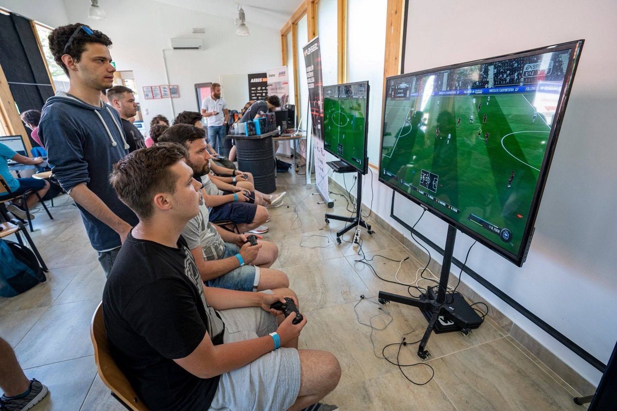 FIFA 20 turnir z denarnimi nagradnimi skladi ima odprte prijave in omejeno število mest - zagotovi si mesto na največjem gaming festivalu v Sloveniji, 29. in 30. avgusta 2020 na Celjskem sejmu na #epicenter21. Nakup kart že mogoč na na bit.ly/2Vr8js5