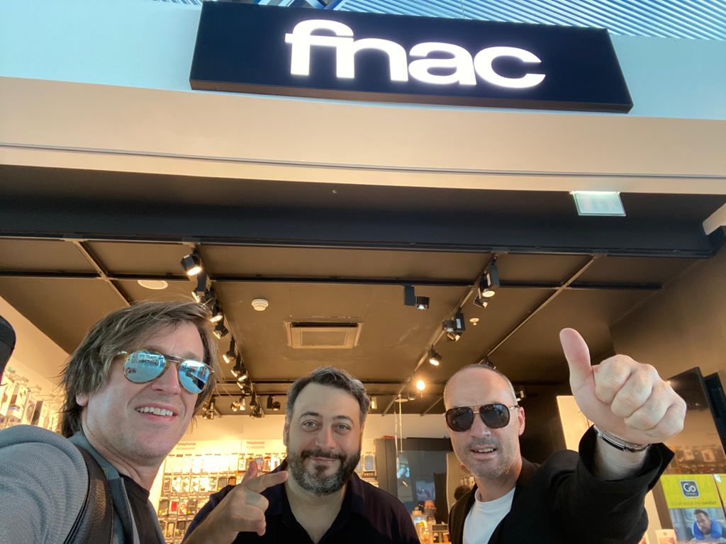 ThomasDutronc's tweet photo. « Frenchy » numéro 1 à la @Fnac pour la deuxième semaine consécutive 😍🙏
Avec les copains et musiciens du disque nous sommes très fiers ! 😉
J’ai hâte de dire ça à Diana, Billy, Jeff, Iggy, Haley, Youn Soun et Stacey !
https://t.co/Jx8e0Lng2Q https://t.co/VXh4k93e7m