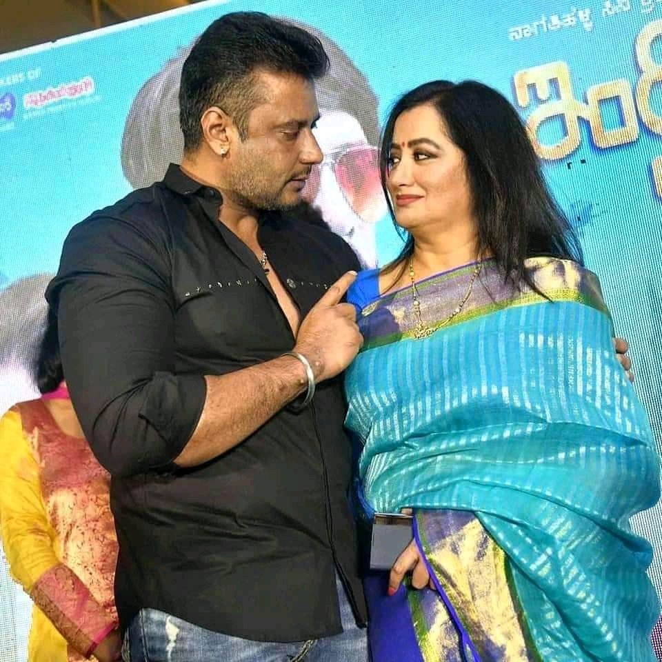 CSD_Girls's tweet photo. ತಮ್ಮ ಕರ್ತವ್ಯ ನಿರ್ವಹಿಸುವಾಗ ಕೊರೋನ ಸೋಂಕಿಗೆ ಒಳಗಾಗಿರುವ ಮದರ್ ಇಂಡಿಯಾ ಸುಮಲತಾ ಅಂಬರೀಶ್ ಅಮ್ಮ ಶೀಘ್ರವಾಗಿ ಗುಣಮುಖರಾಗಲಿ ಎಂದು ಪ್ರಾರ್ಥಿಸೋಣ 🙂🙏
#GetWellSoonAmma
#SumalathaAmbareesh
@dasadarshan @sumalathaA https://t.co/AZElLjIXK9