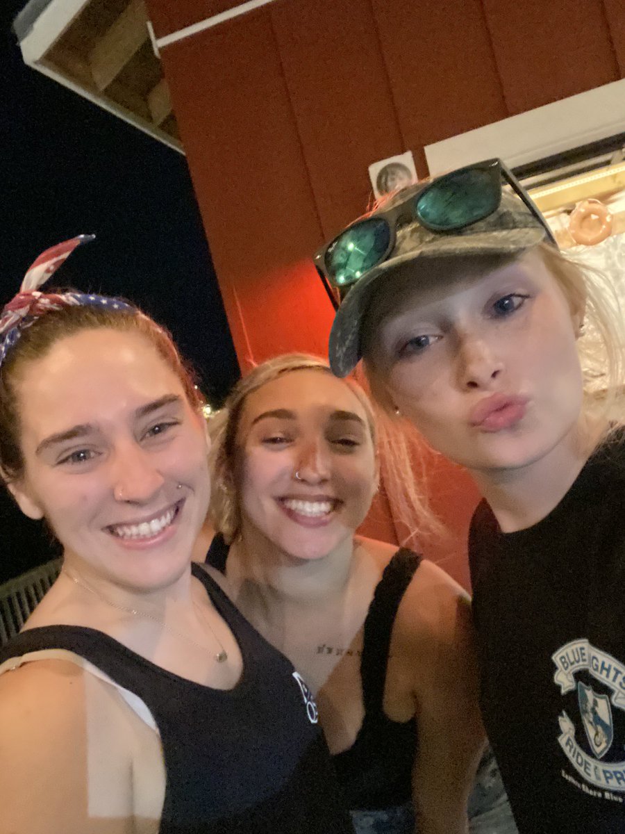 Paaigeee10's tweet photo. I don’t remember even taking this picture lolol but here we are 🙃 I miss yall💕 https://t.co/YxHnEODRv3