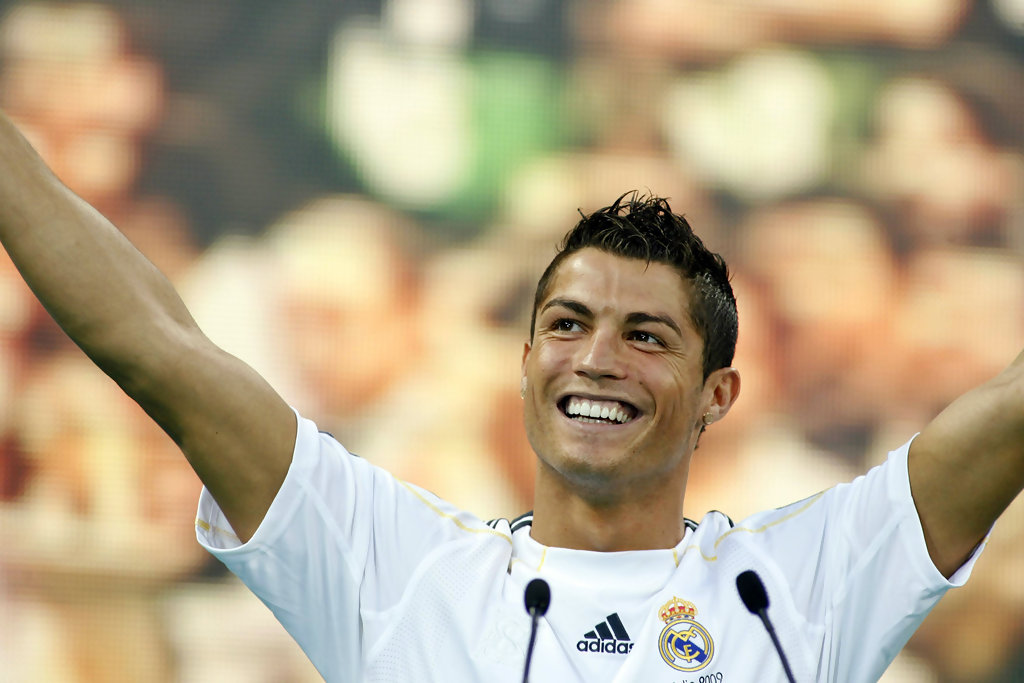 InvictosSomos's tweet photo. Cristiano Ronaldo: "Muchas gracias y ahora voy a pedir a todos que digan conmigo, yo voy a contar hasta 3 y decimos todos 'Hala Madrid', ¿vale? ¡Vamos! 1, 2, 3... ¡HALA MADRID!". 

Y así comenzaba todo.

Se cumplen 11 años de este momento.

De CR9 a CR7.

De galáctico a LEYENDA. https://t.co/QlF6ItpK4H
