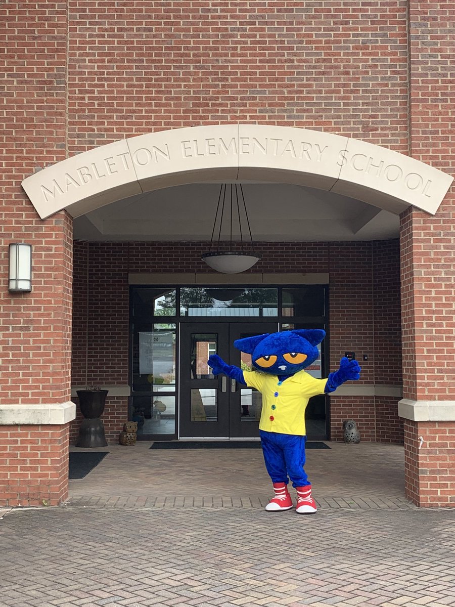 cbgoetz's tweet photo. Pete the Cat giving away books at Mableton Elementary!      ⁦@cobbplp⁩ #lovetoreadhere lovetoleadhere ⁦@CobbSchools⁩ https://t.co/J2IYKojUDu