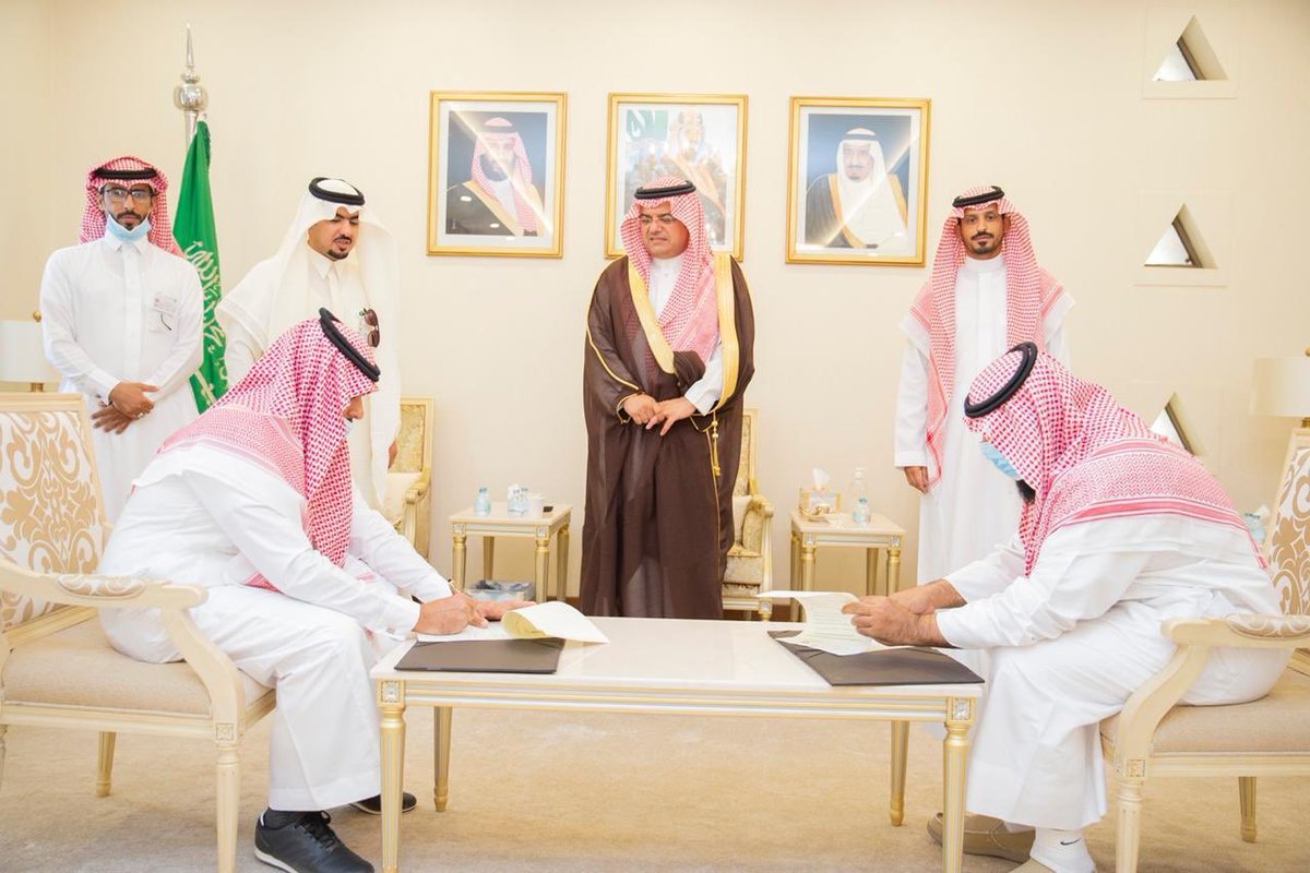 Fahdbinhasmod's tweet photo. رعى سمو محافظ #حفرالباطن الأمير منصور بن محمد ال سعود ، بديوان المحافظة اليوم الإثنين ١٥/١١/١٤٤١ توقيع اتفاقية مشتركة بين فرع وزارة البيئة والمياة والزراعة يمثلها مدير الفرع المهندس عبدالعزيز اليوسف وجمعية حماية البيئة يمثلها رئيس المجلس نايف الفلاح وذلك لتعزيز التعاون المشترك https://t.co/nVa7tESloP