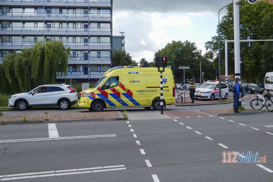 Overstekende fietsster aangereden door auto op kruising in #Veenendaal. 112Vallei.