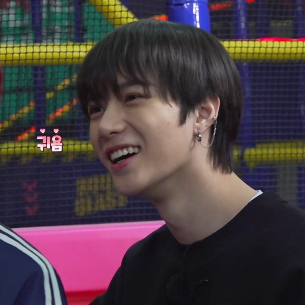 tell me... HOW CAN YOU NOT FALL FOR THAT SMILE????? @TXT_members  @TXT_bighit