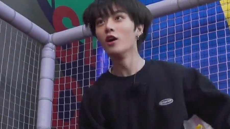 he's jumping around YET still manages to look THIS good... HOW? @TXT_members  @TXT_bighit