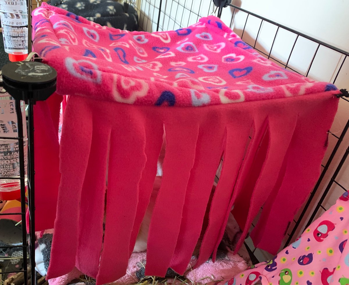 SnugglePets's tweet image. Check out our Guinea Pig 4 sided jungle - a treat for those spoilt piggies 🐾🐾
Pictured is a 14” x 14” to fit a grid cage and costs just £14.99 plus p&amp;amp;p but I can make these bigger or smaller &amp;amp; have a nice range of patterned fleece for you to choose from. Pop me a message. 🥰🐾