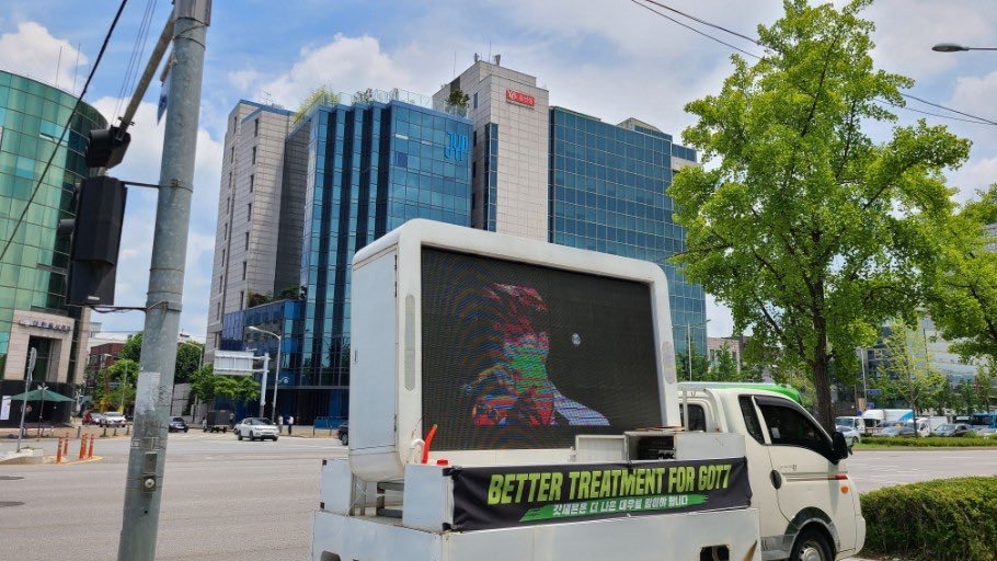 allkpop's tweet photo. [User Post] #FairTreatmentForGOT7 Trended worldwide as Ahgases sent a truck in front of the JYP Building asking for better treatment for GOT7 https://t.co/ktSoP95gCg https://t.co/VTpuIy99Zn
