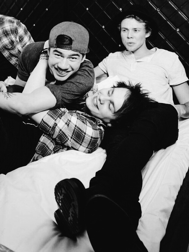 A thread of the boys "hating" Michael because apparently they& #39;re not best friends