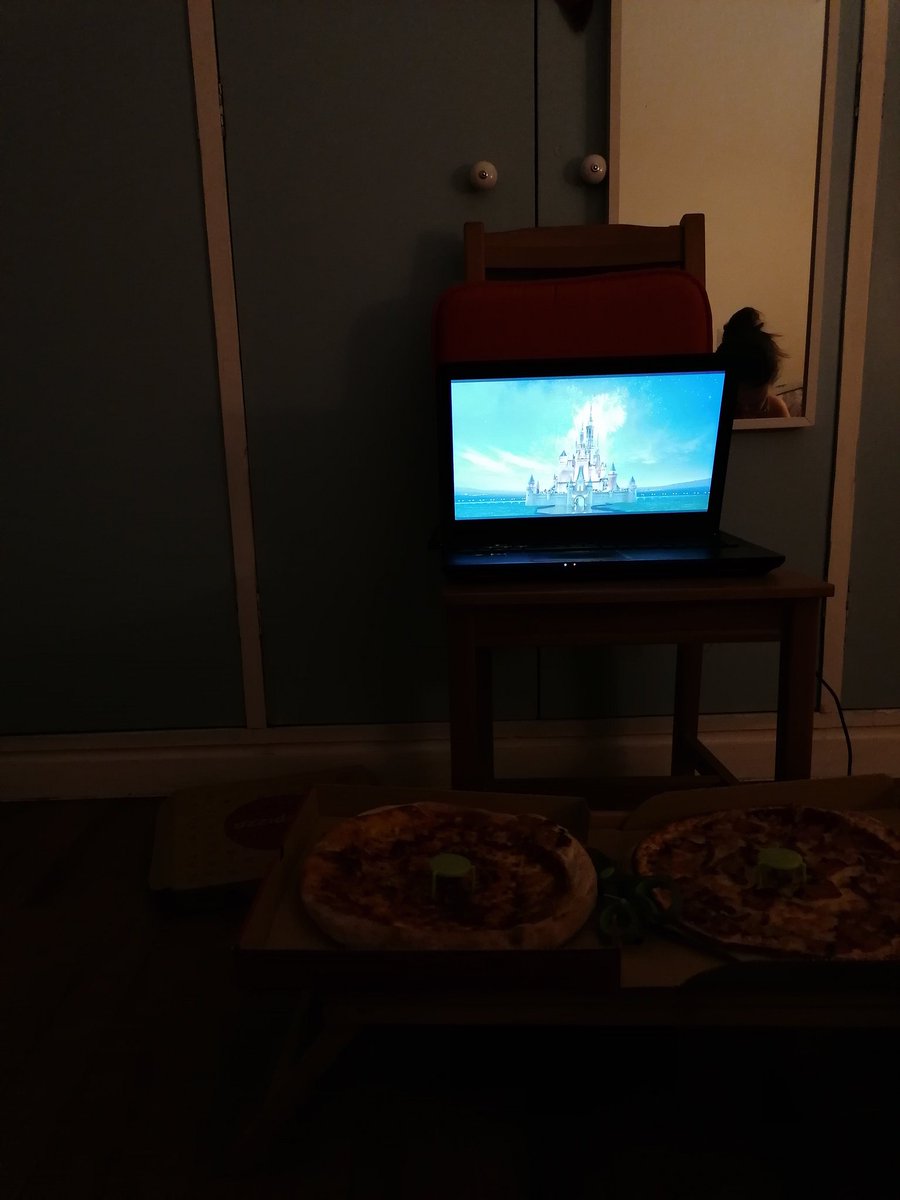 Recuerdo del sábado noche cuando <a href="/MainDeFerre/">Benoît Combeferre [Uni!]</a> invitó a pizza y me aguantó viendo musicales.