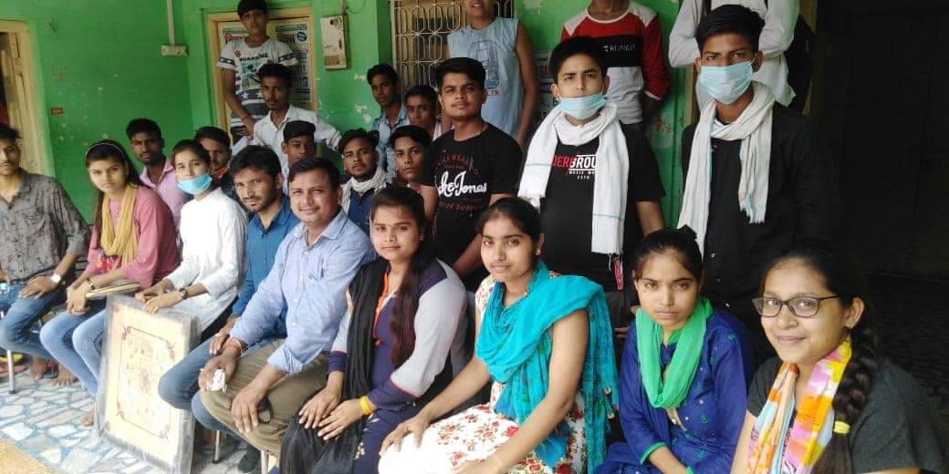 AgraDainik's tweet photo. आगरा ब्रेकिंग 
सरकार के आदेशों की धज्जिया उड़ाता आगरा जिले के जगनेर में स्थित पारंगत कोचिंग सेंटर।
ये किसकी सेटिंग से खुल रहा है भगवान ही बचाये कोरोना से अब तो।
@UPGovt @OfficeOfDMAgra @igrangeagra @agrapolice @adgzoneagra https://t.co/sHAHoEaUzk