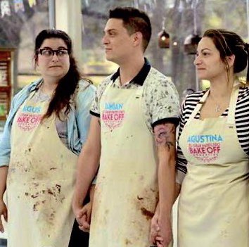 chuecobalbuena's tweet photo. JUSTICIA hubiera sido volver a grabar la Final pero con los 3 participantes que sí estaban legitimados para competir en ella: #AgusBakeOff #AgustinaBakeOff y #DamianBakeOff . Y entonces si: QUE GANE EL/LA MEJOR !!!(amé esta foto con los delantales sucios onda war time). https://t.co/XwQypErYSc