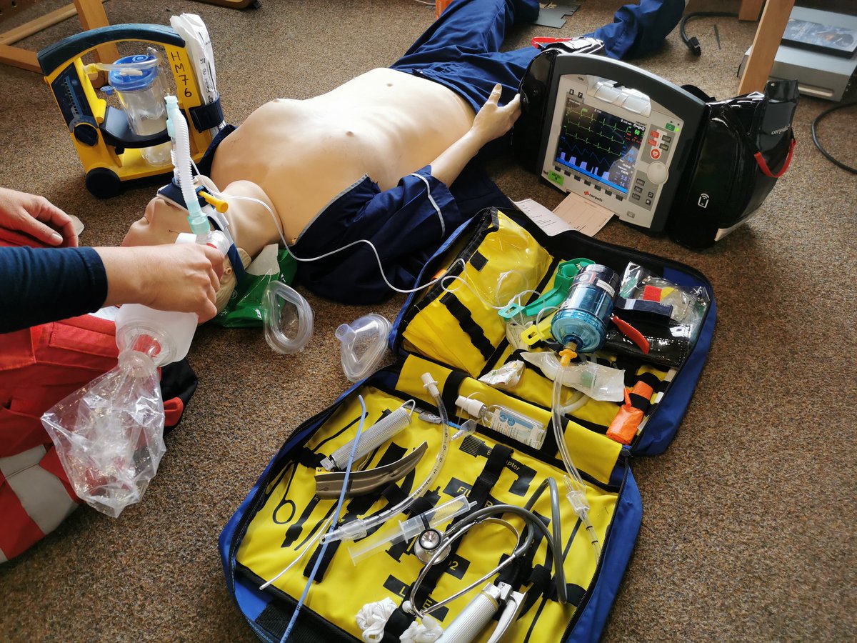 Volteral's tweet photo. #airway practice @ScotAirAmb #Helimed76 #charity #airambulance with @parajeb #airwayladder #scrambag #nontechnicalskills #communications verbalising plan & intentions plan A, plan B ๐๐ https://t.co/bzpc0abnDq