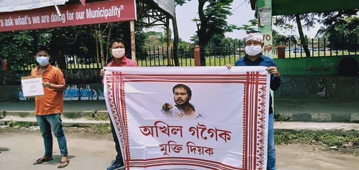 asrab_ahmed_143's tweet photo. "মোৰ পুত্ৰৰ মৃত্যু হলে দায়ী হ'ব মুখ্যমন্ত্ৰী সোণোৱাল।" - কৃষক নেতা অখিল গগৈৰ মাতৃৰ প্ৰতিক্ৰিয়া।
দলীয় মতানৈক্য থাকিব পাৰে,সেইবুলি অখিল গগৈক অমানৱীয় ভাৱে কাৰাৰুদ্ধ কৰি ৰখাটো চৰকাৰৰ ব্যৰ্থতা। https://t.co/6mtbiaj2L7