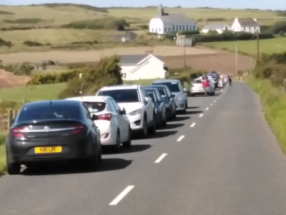 GazzGallagher's tweet photo. @deptinfra this is the road after the entrance to the Giants Causeway today, buses struggling to get by with oncoming traffic, all to avoid the official car park. Help is required. https://t.co/3I05MNA80W