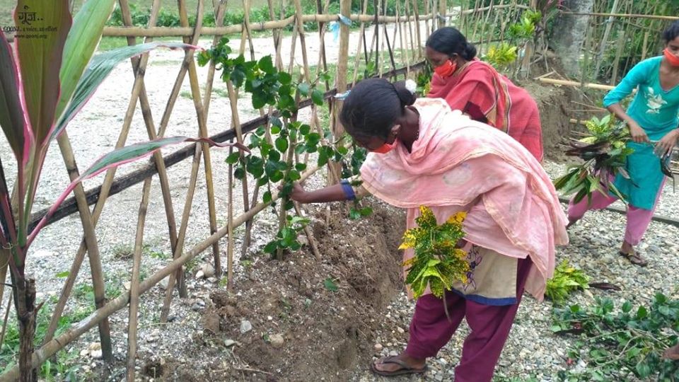 anshugoonj's tweet photo. 36 residents from Foksadanga village in Alipurduar district of West Bengal decided to work towards the beautification of ICDS (Anganwadi) under Goonj’s ��Dignity For Work’ initiative.
To know more about our work & to donate - https://t.co/nWp1j4zOJa
#DignityForWork #Goonj https://t.co/jyAdaWgh7q