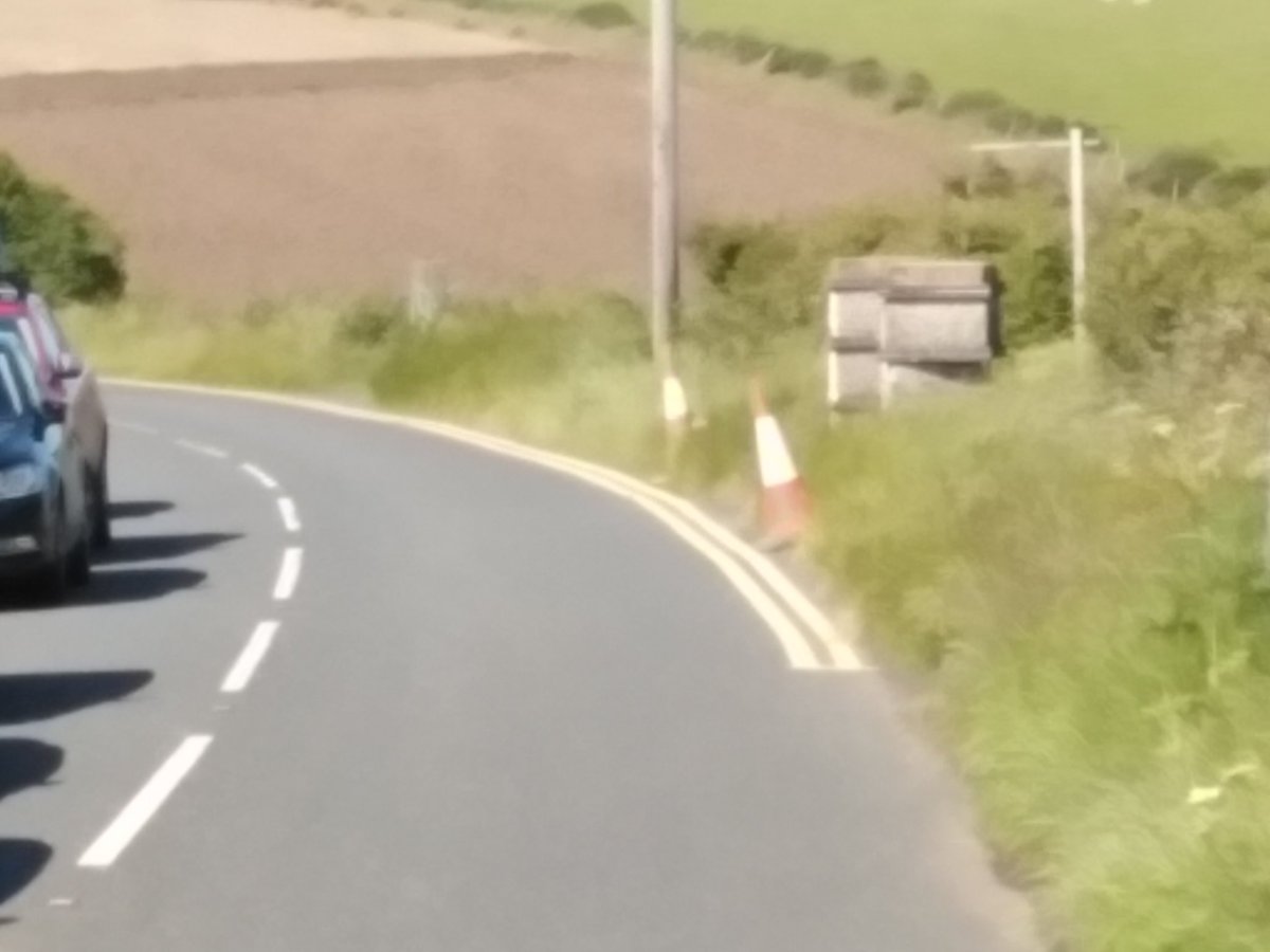 GazzGallagher's tweet photo. @deptinfra this is the road after the entrance to the Giants Causeway today, buses struggling to get by with oncoming traffic, all to avoid the official car park. Help is required. https://t.co/3I05MNA80W