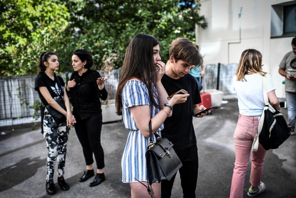 #Bac2020 : téléchargez l'appli @LCI pour consulter tous les résultats dès leur publication ce mardi matin. La marche à suivre 👉 https://t.co/4oWFjSk8tx https://t.co/W3oma6cAqF