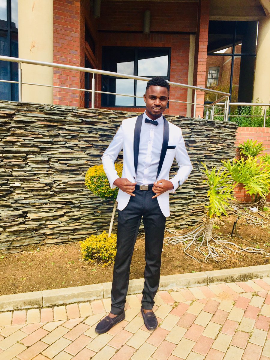 SilentMunyai's tweet photo. 22 April was my graduation ๐ day and it didnโt happen due to COVID-19 but TODAY University Of Limpopo held Virtual Graduation and am now Confirmed a BACHELOR OF SCIENCE DEGREE HOLDER๐
#ULGraduations2020 ๐๐๐๐จ๐พโ๐๐จ๐พโ๐ https://t.co/JF9VyWZJrB