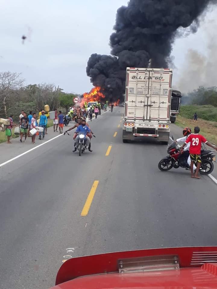 primeranota_'s tweet photo. 🔴En #Colombia se accidenta camión que transportaba gasolina, lugareños se acercaron a tomar combustible y explotó... Hay al menos 7 muertos y 40 heridos en Pueblo Viejo, del departamento de Magdalena #PrimeraNota https://t.co/0TpGGb1Vtq