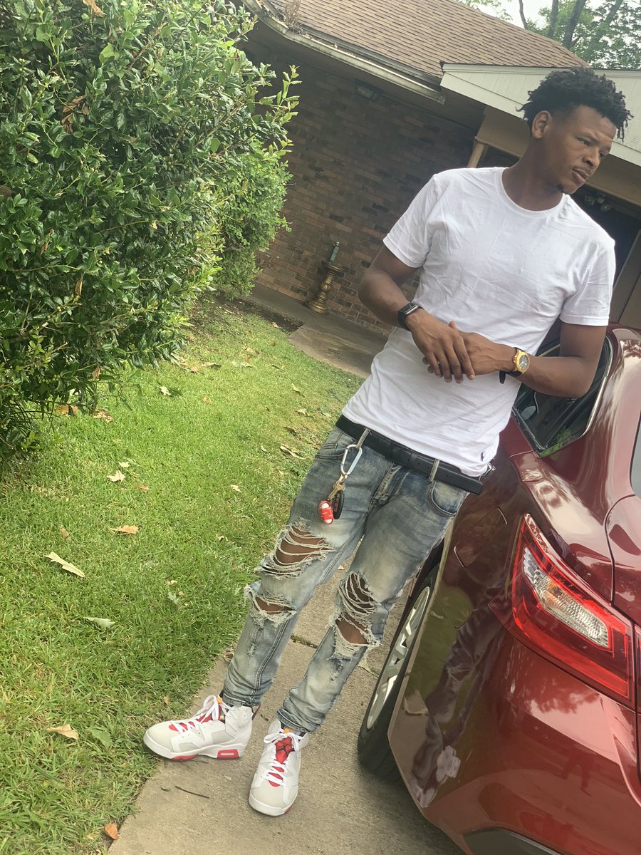 LilTHoward75's tweet image. High school diploma, but tha streets gave me my knowledge💚🔌💰#Trailforeva #FamOvaEverything❤️