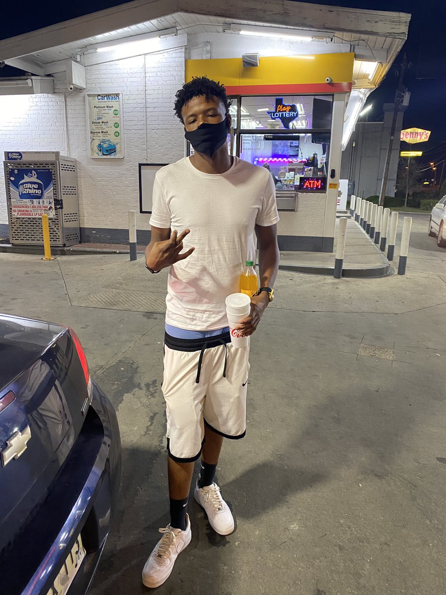 LilTHoward75's tweet image. High school diploma, but tha streets gave me my knowledge💚🔌💰#Trailforeva #FamOvaEverything❤️