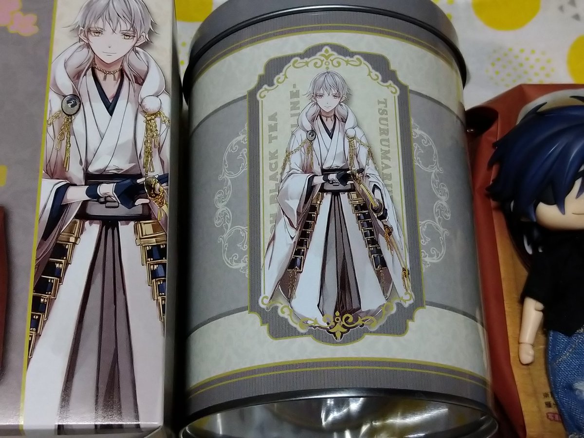 ちゃい 発売日になったから日東紅茶 刀剣乱舞コラボの中身 缶は紅茶缶というよりコーヒー缶といった方が良さそうなサイズ 缶 コースターつき 画像のねんどろどーるはサイズ比較のため置いてます 価格は税込2 750円 イオン先行で正式には７日から販売