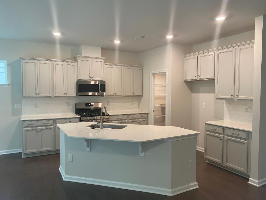 LennarCharNC's tweet photo. Happy #MoveInMonday! We've got another fantastic move-in ready home waiting for you in Mooresville, NC. Check it out today! #QuickMoveInHomes #FeaturedHome #MoveInReady

Greenway floorplan --> 4 beds, 3.5 baths, 2,656 sq. ft. From $344,953 in Byers Creek: https://t.co/5V4mebB6nf https://t.co/YWoC5OAL7w