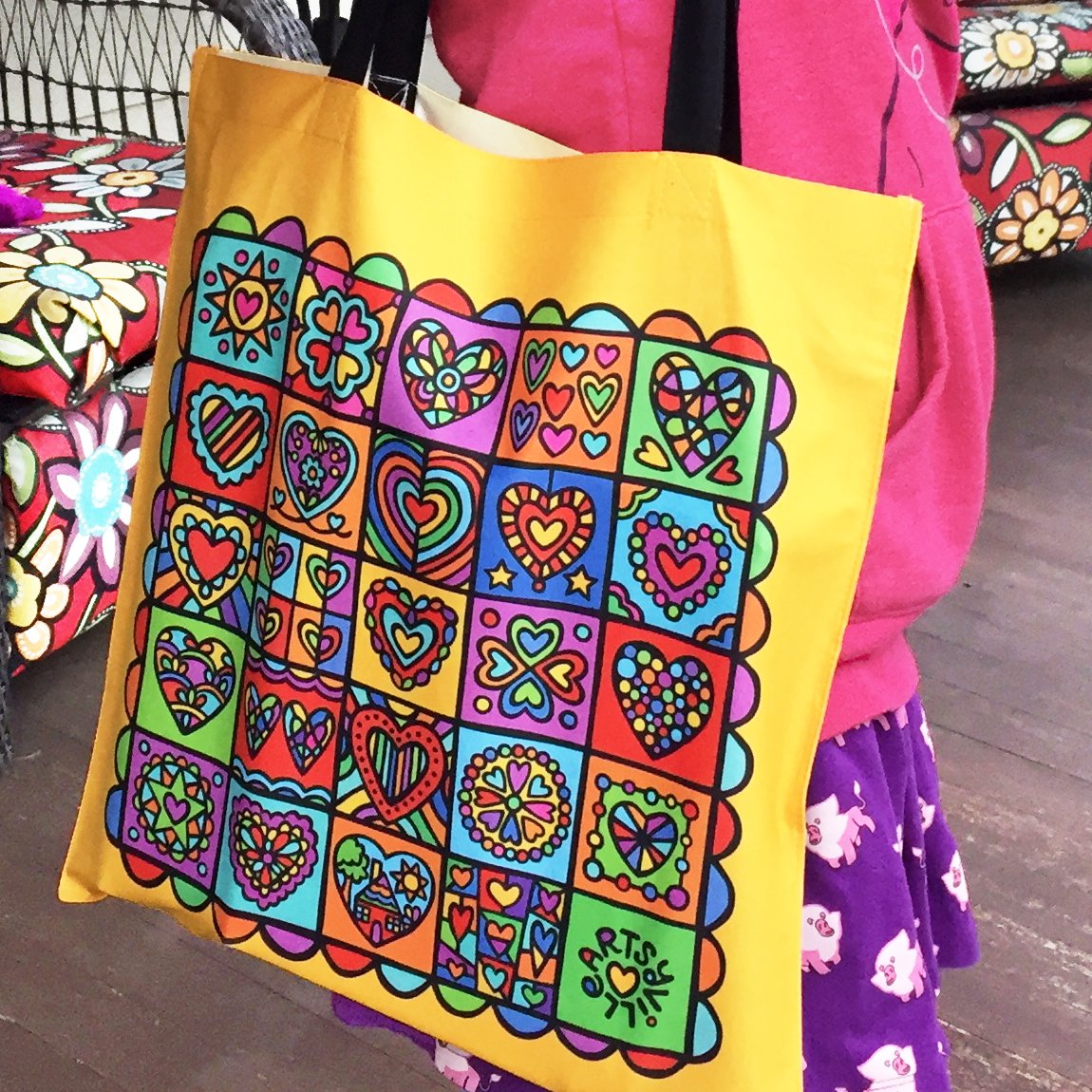 there's just a handful of happy heart totes left in my studio clean-up clearance sale! artsyville.com/collections/st…