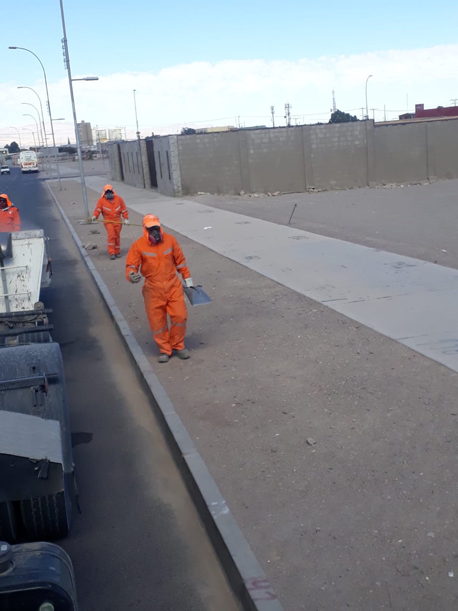 municipiocalama's tweet photo. Como todas las semanas, nuestras cuadrillas de trabajadores realizan operativos de limpieza en distintos sectores de #calama https://t.co/tdnxqsY0TH