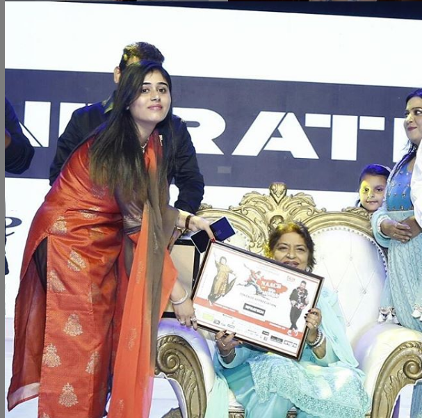 RathodAlankrit's tweet photo. We are sorry for your loss mam. It feel worst that we lost such a versatile choreographer. The whole world is mourning for your demise #Saroj Mam. ๐๐ญ #SarojKhan #SarojKhanJi #dancinglegend #sarojadevi #DancingQueen https://t.co/zVXVTp05Hw