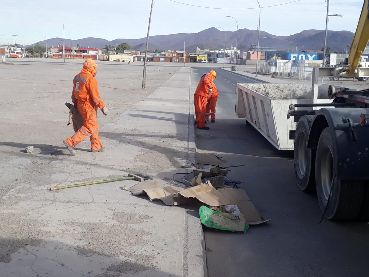 municipiocalama's tweet photo. Como todas las semanas, nuestras cuadrillas de trabajadores realizan operativos de limpieza en distintos sectores de #calama https://t.co/tdnxqsY0TH