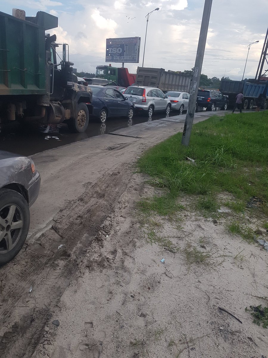 AskPHPeople's tweet photo. #PHTrafficReport: Amadi-Ama bridge to Eastern By-pass roundabout is blocked.

📷: @maris2cul 

#PHTwitterCommunity https://t.co/H0thytPeSt