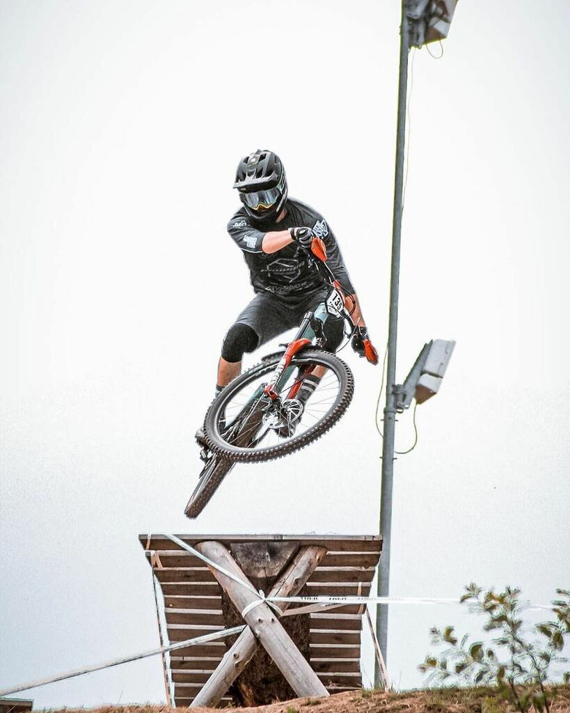 DFY_IO's tweet photo. Posted @withregram • @janik_voth First race by @ceskaenduroserie of the year in the books. Solid 9th place in Elite Men 💪🏼.
📷@tez_photography .
.
.

#rideandfly #ride_dfy #defygravitymtb #jersey #oekotex100 #fairwear #mtbclothing #bikewear #mtb #endu… https://t.co/Io9CBlEDrd https://t.co/pEaHOntn1T