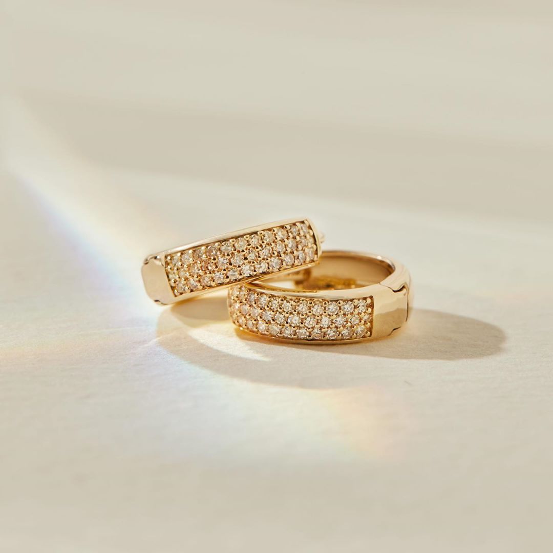 EDITION 23: Meet the Pavé Diamonds, a major—and we mean major—sparkler. Available in yellow and white gold. bit.ly/3gAczxR