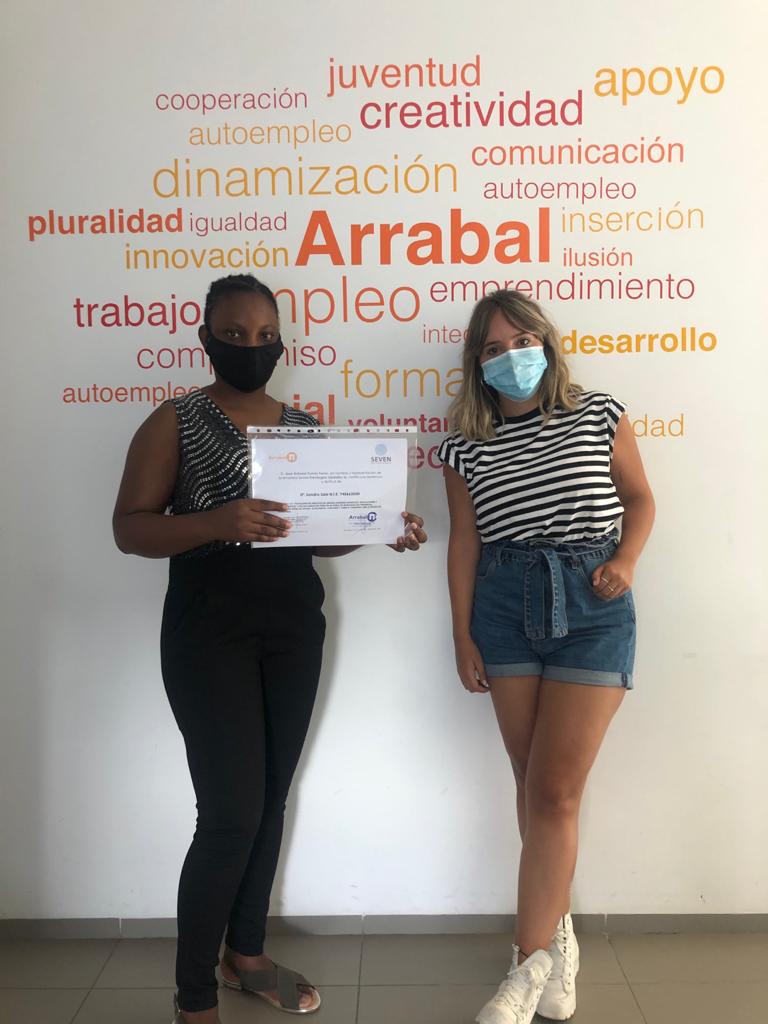 ArrabalAID's tweet photo. Compartimos la alegría de nuestra participante del programa #Kapaces @MalagaDDSS @mujeremancipada que acabó el #PuntoFormativo #CamareradePiso #IncorporalaCaixa @FundlaCaixa @Cajasol. Un aprendizaje que le permite entrenar sus habilidades para el #empleo y sus competencias #TICs. https://t.co/dilxhq69JX