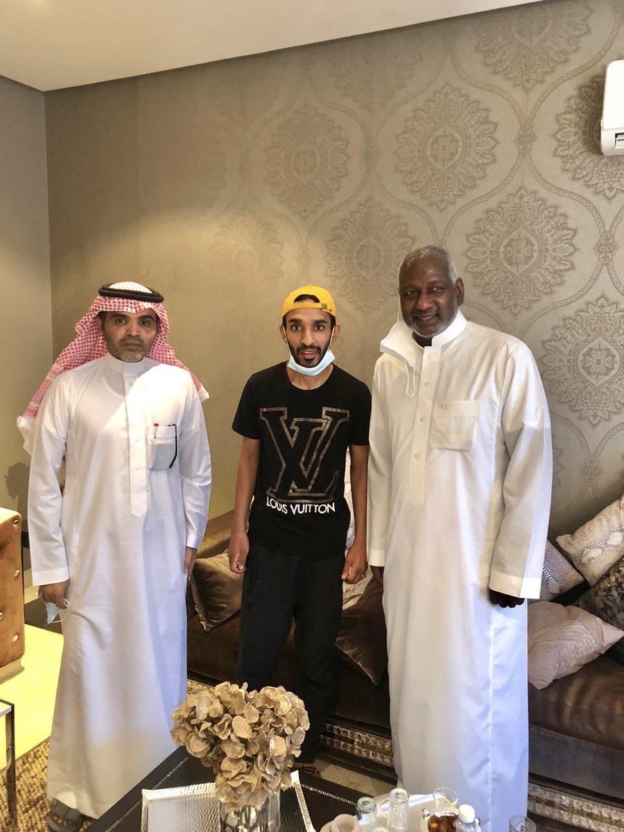 elbahry2020's tweet photo. ماجد عبدالله وبعض من لاعبين نادي النصر في زيارة اللاعب خالد الزيلعي الله يشافيه ويقومه بالسلامه🙏 https://t.co/WlTyEJGVSA