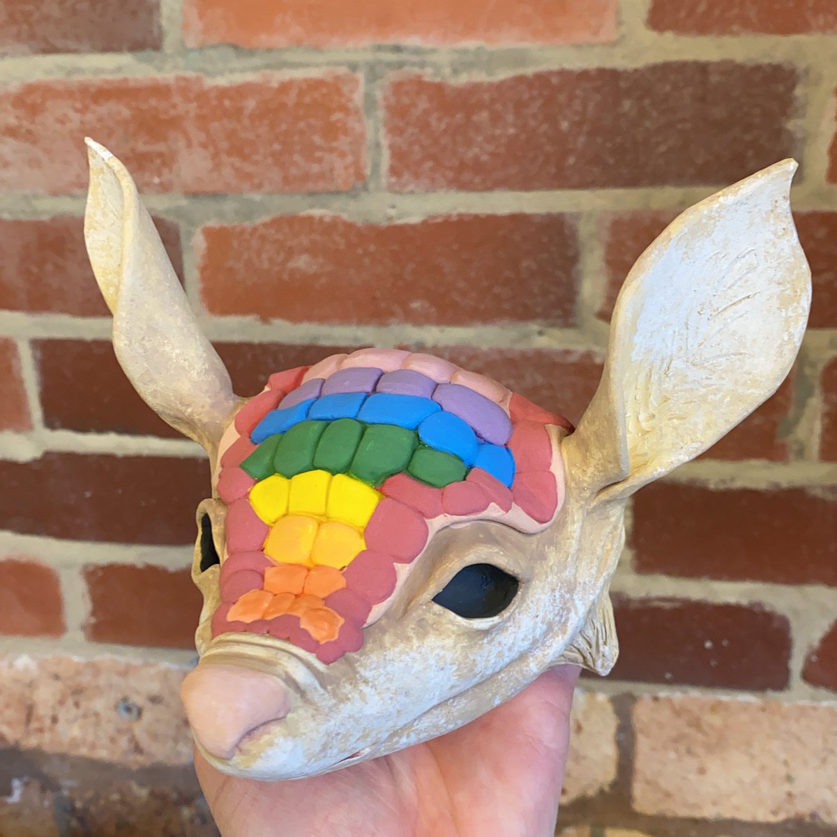 sunter_studio's tweet photo. 🎶 🌈She’s like a Rainboooow, she comes in colours 🌈 🎶 

🌈RAINBOW-DILLO🌈

#art #artist #artwork #fineart #ceramic #ceramics #ceramicsculpture #sculpture #clay #armadillo #rainbow #colours #underglaze #amacovelvetunderglaze #howiamaco #animalart #animalsculpture https://t.co/wgyzeuuZvh