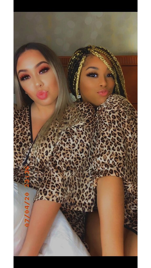 Coriiee__'s tweet photo. with all the issues that are still happening today, color has never been an issue to us. โ๐ปโ๐ฝ๐ #10years+ #bestfriendgoals #bestfriend #BESTcation https://t.co/oXz0l1g1S1