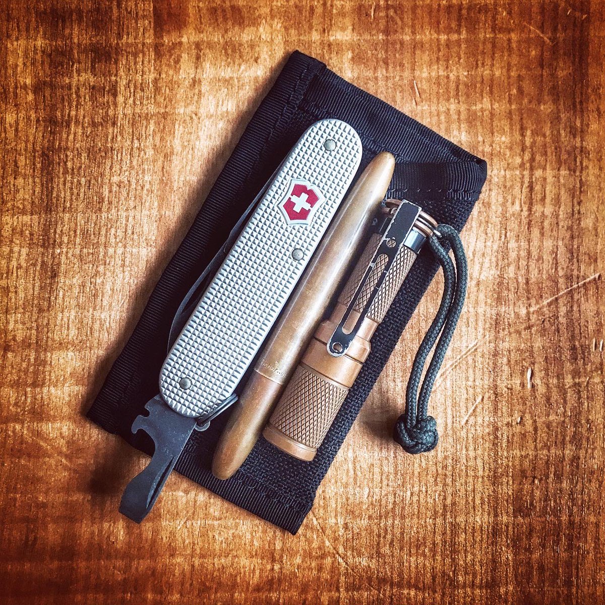 hotpixel's tweet image. The Rambler organizing light carry today. Have a great week everyone, stay sharp!
•
•
•
#everydaycarry #edccommunity #pocketorganizer #arccompany #edcslip #edcgear #victorinoxcadet #sakallday #swissarmyknife #customsak #fisherspacepen #maratacaaa #lightwriteslice #staysharp