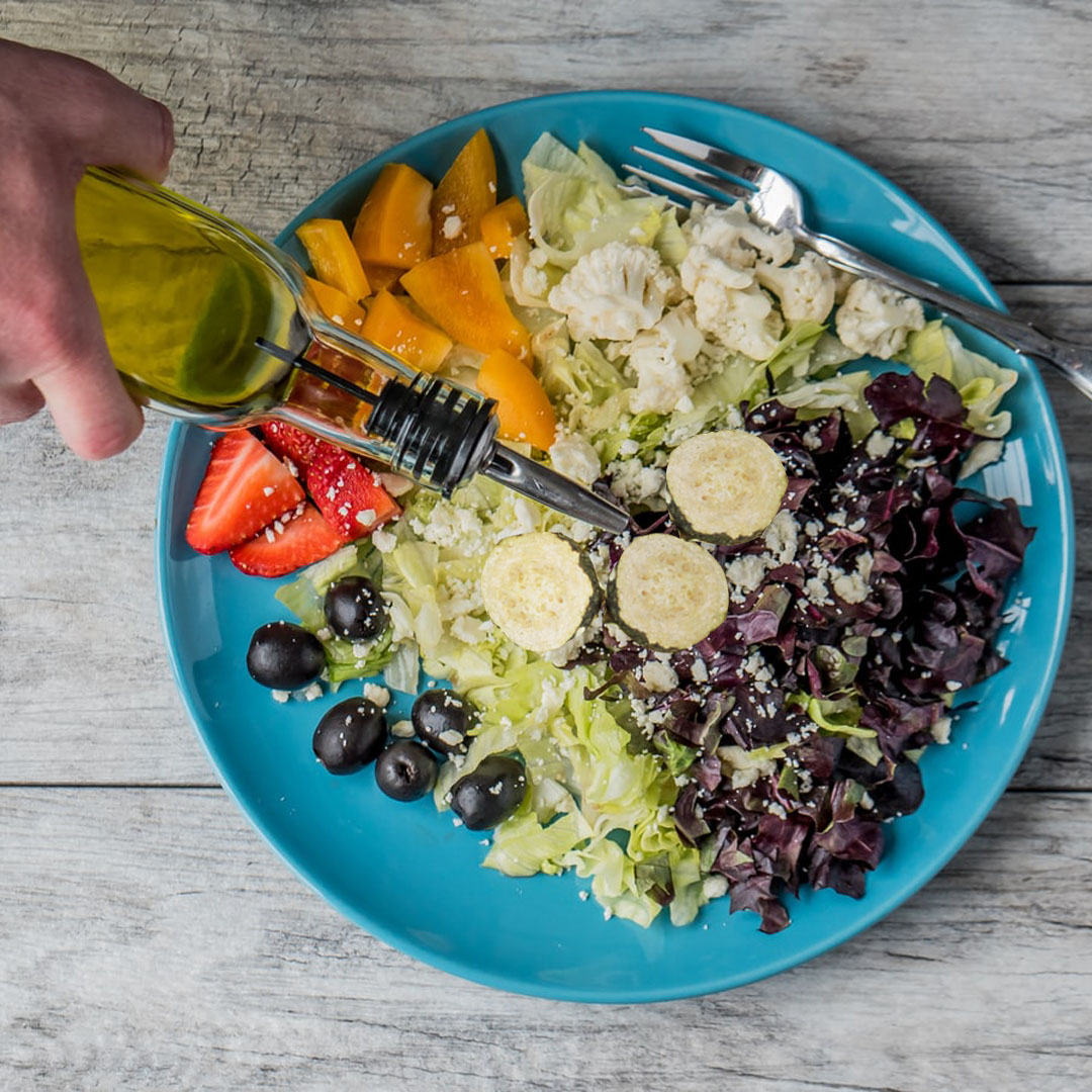 VitaSnack's tweet photo. Hoy os compartimos esta deliciosa ensalada acompañada de nuestros crujientes calabacines Vitasnack.
Una deliciosa comida o cena para disfrutar solo o acompañado.
¿Ya los habéis probado? 😉
#snacks #comida #gourmet https://t.co/esfmv7NNYS