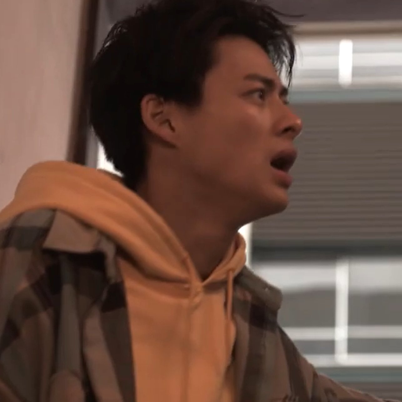 Goma 正面にパーツが集まった平たい顔族 と全然違う ジロちゃんは コンパクトな丸い頭部にぎっしりパーツが配置された奥行きのあるキレイな顔をしてる どの角度でも表情豊か 本当に映像作品向けのお 顔 平野紫耀 未満警察 T Co Xtfduids5q