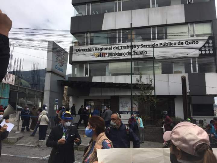 v_del_pueblo's tweet photo. Hace pocos minutos estuvimos acompañado la protesta de ex trabajadores de la empresa de juegos Mr. Joy que despidió a más de 400 trabajadores, a quienes además adeudaba más de tres meses de salarios. #MrJoy #NoMasDespidos #Explotadores #ULTIMAHORA @MinTrabajoEc @Lenin https://t.co/W8NatthpPR